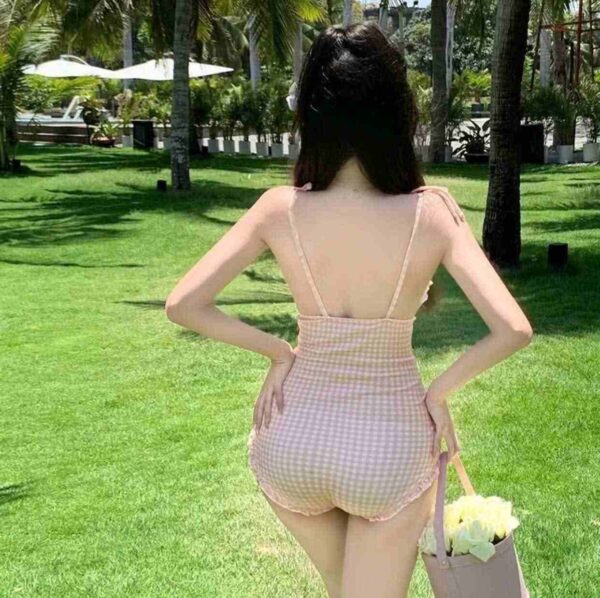 Bikini 1 mảnh viền bèo hồng
