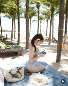 Bikini 2 mảnh với phong cách nhẹ nhàng, đường nét ôm trọn đường cong cơ thể.