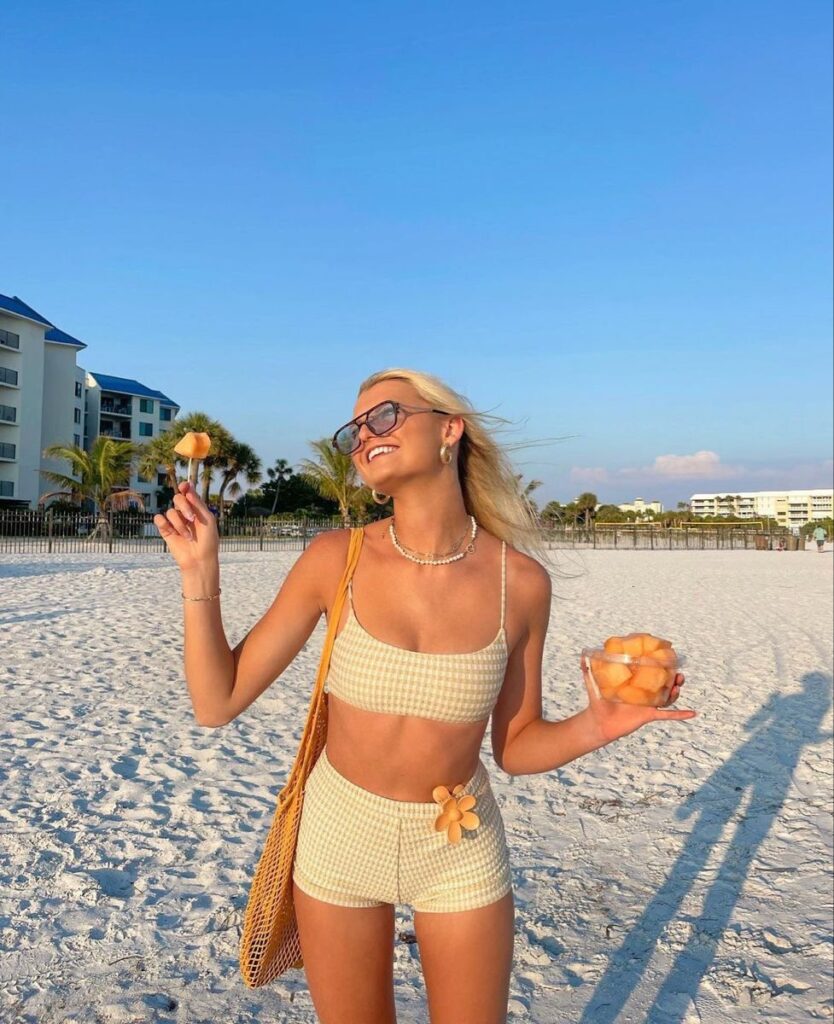 bikini cạp trễ màu vàng