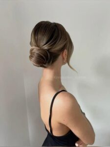 Búi tóc gọn gàng trước khi đội mũ bơi