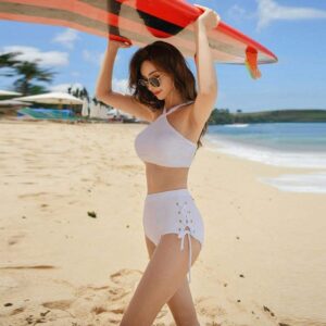 Short bikini trắng dây hông