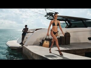 người mẫu bikini siêu nhỏ - Bella Hadid