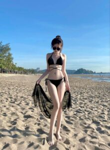 bikini dây quấn màu đen siêu nhỏ