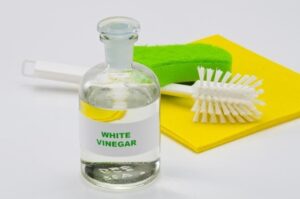 vệ sinh phao bơi bằng dung dịch giấm trắng