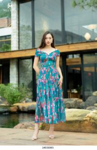 Mẫu đầm maxi họa tiết tropical đi biển nổi bật năm 2025