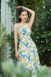 Đầm maxi hai dây họa tiết tropical đi biển phong cách