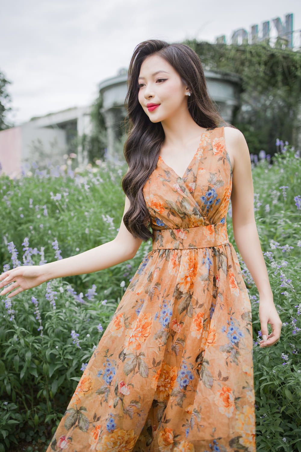 Đầm maxi voan cổ V nâu đất hoa cúc – vintage, nền nã